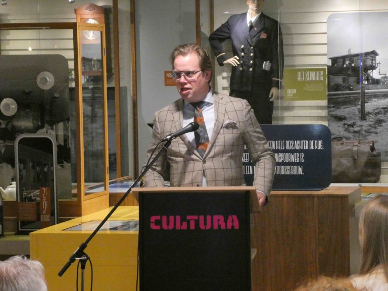 Wethouder Peter de Pater opent expositie: SAMEN VOORUIT! op station Ede-Wageningen